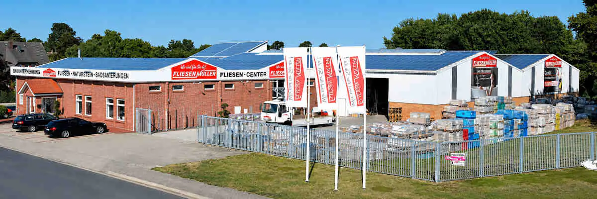 Außenansicht des Firmengebäudes von Fliese-Shop.de mit Ausstellung und Lagerbereich in Kluse