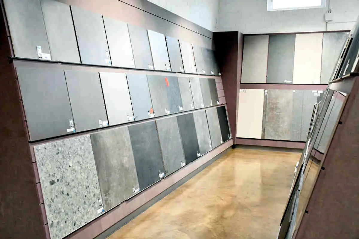 Wand mit verschiedenen Fliesenmustern in der Ausstellung von Fliese-Shop.de in Kluse
