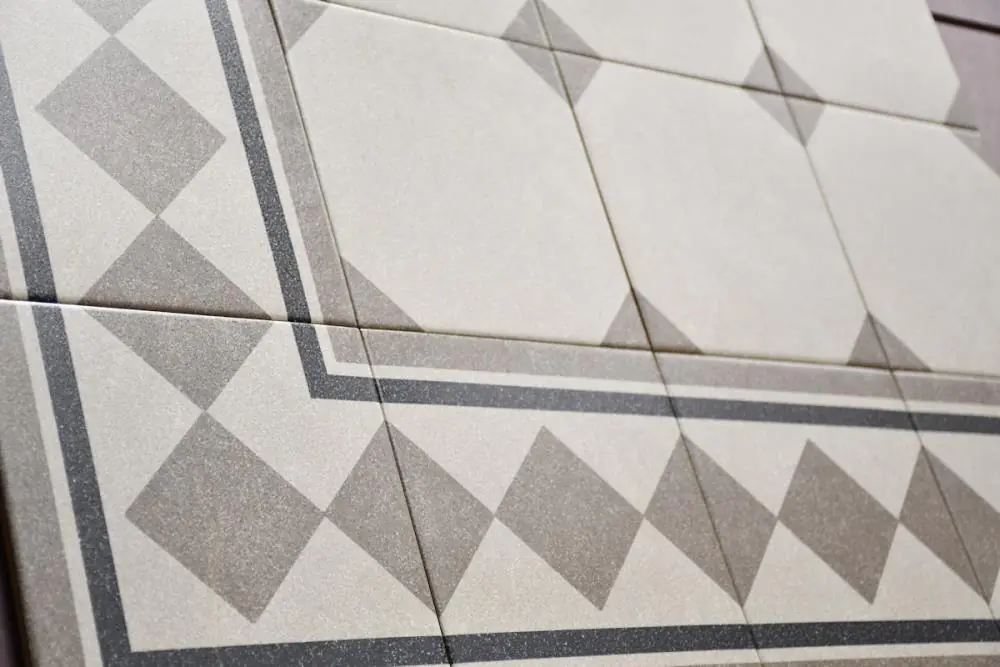 Bordüre Villeroy & Boch 2220 AM7B Alt Mettlach 2.0 mehrfrabig 20x20 cm I.Sorte Bordüre Villeroy & Boch 2220 AM7B Alt Mettlach 2.0 mehrfrabig 20x20 cm I.Sorte