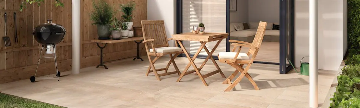Terrassenplatten aus Feinsteinzeug für moderne Außenbereiche